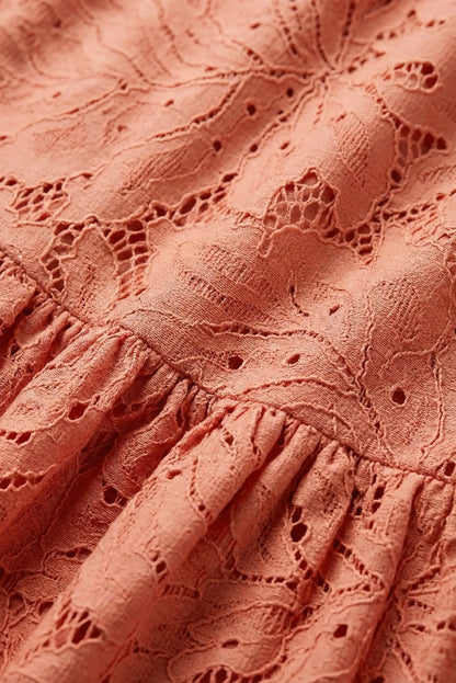 Detalle de encaje en vestido largo de mujer color salmón, moda femenina CHICA del Sur