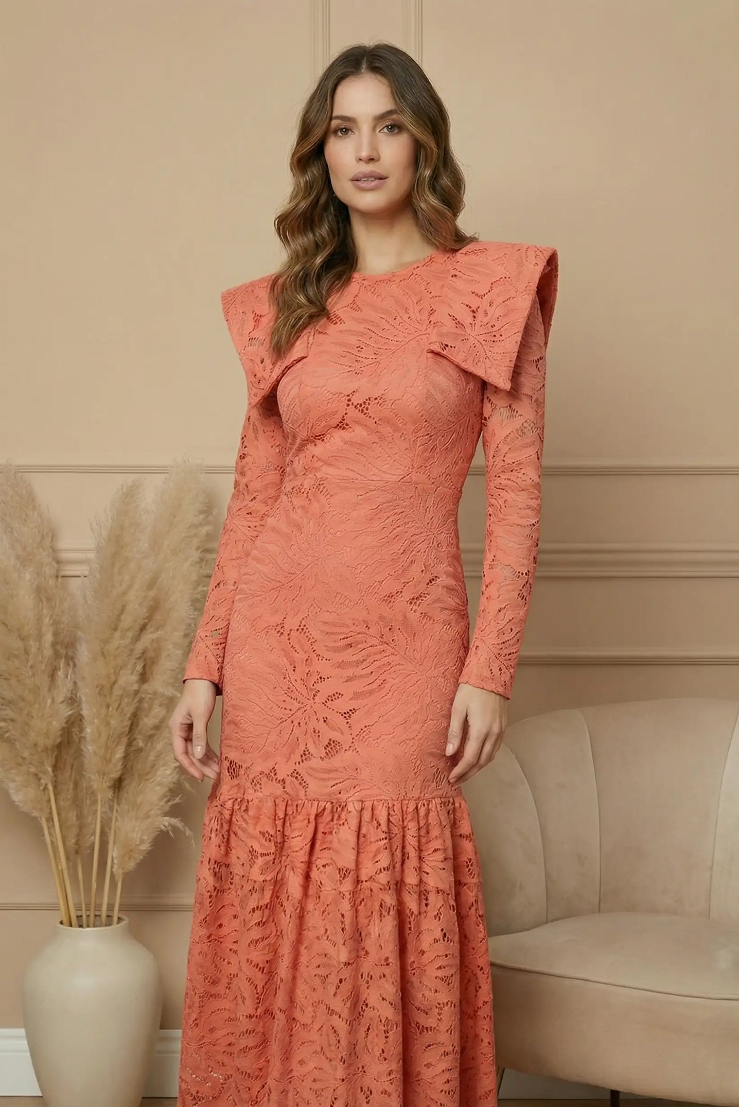 Mujer con vestido largo de encaje salmón, manga larga, estilo elegante, CHICA del Sur