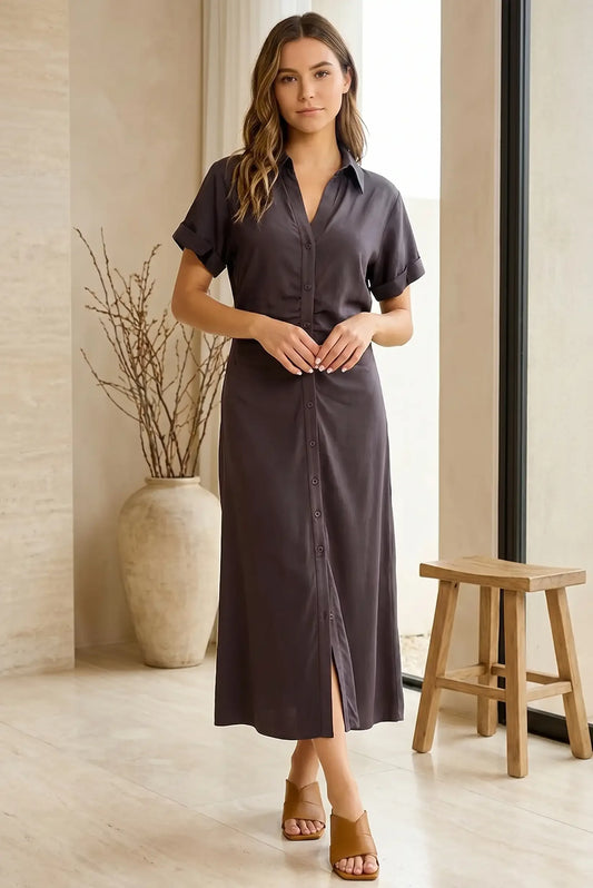 Mujer con vestido largo marrón chocolate de manga corta y botones, moda casual elegante.