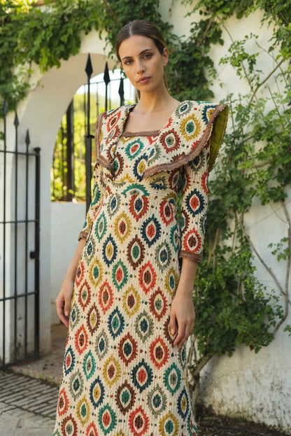 Mujer con vestido multicolor de manga francesa, estilo casual CHICA del Sur, en jardín luminoso