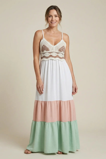 Vestido largo de mujer con tirantes, tonos blanco, coral y verde, estilo primavera, look casual.