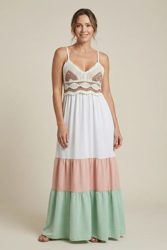 Vestido largo de mujer con tirantes, tonos blanco, coral y verde, estilo primavera, look casual.