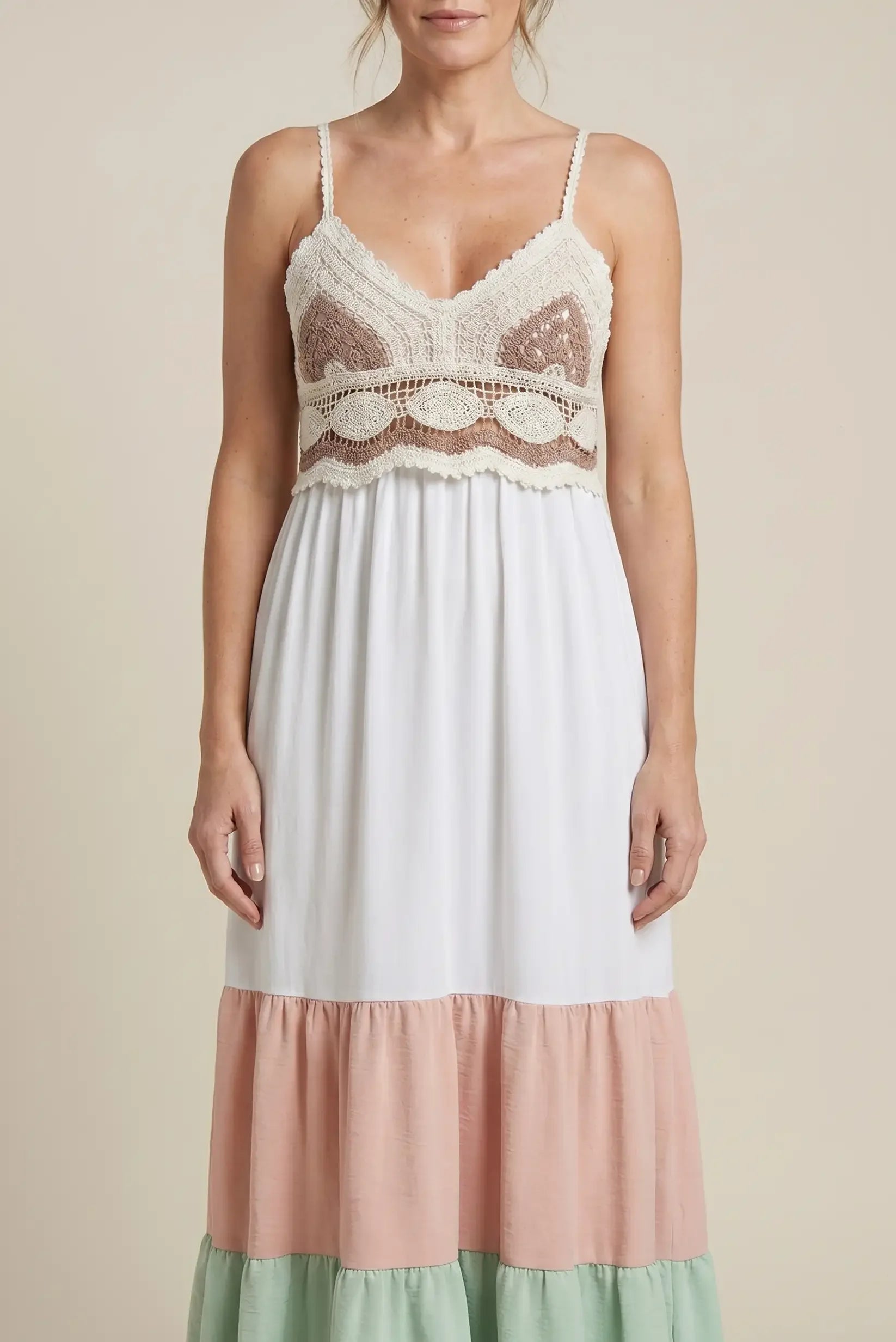 Vestido largo de mujer con tirantes, encaje en el busto y falda en blanco, coral y verde.