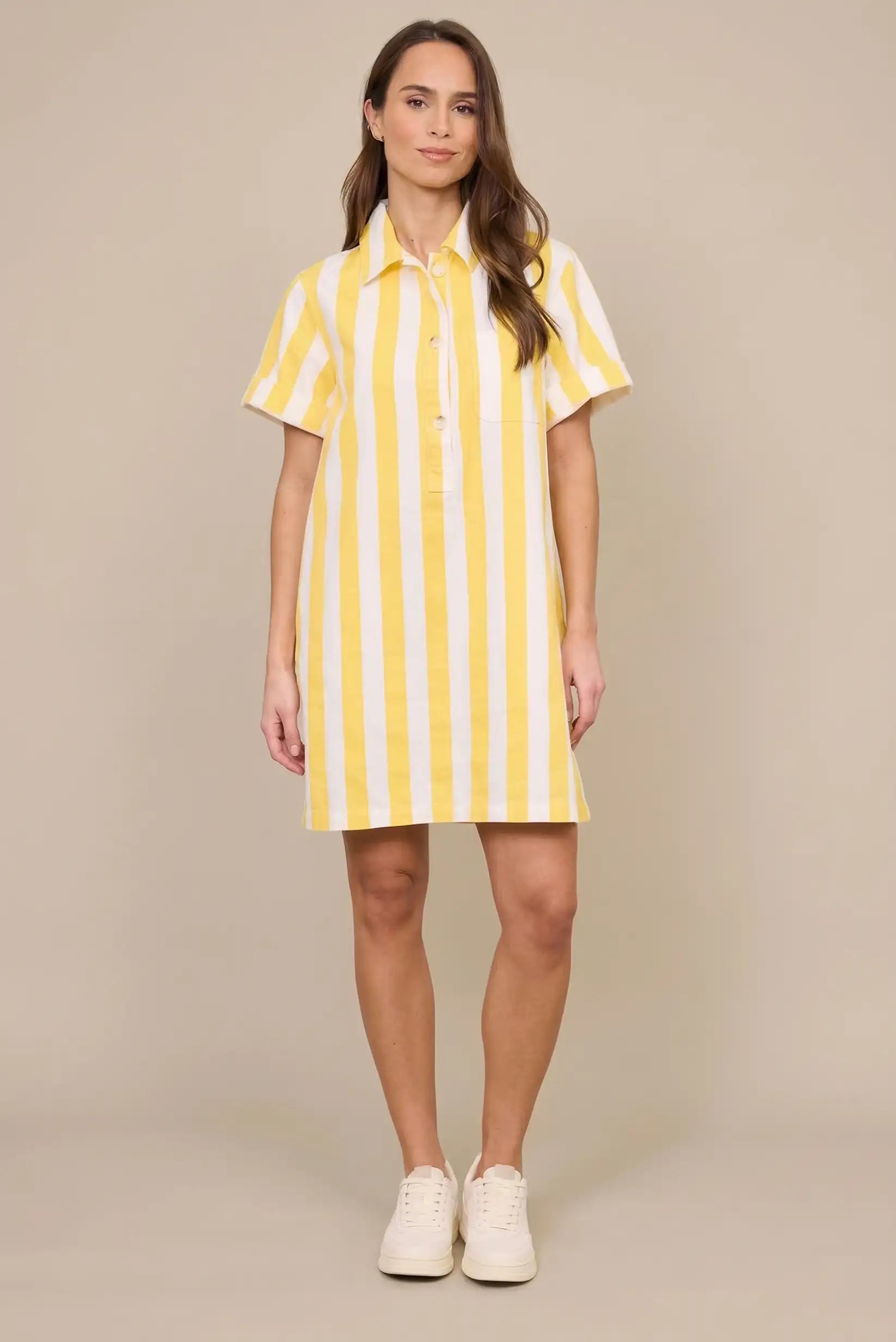 Mujer con vestido casual de rayas amarillas y blancas, manga corta, estilo primavera.