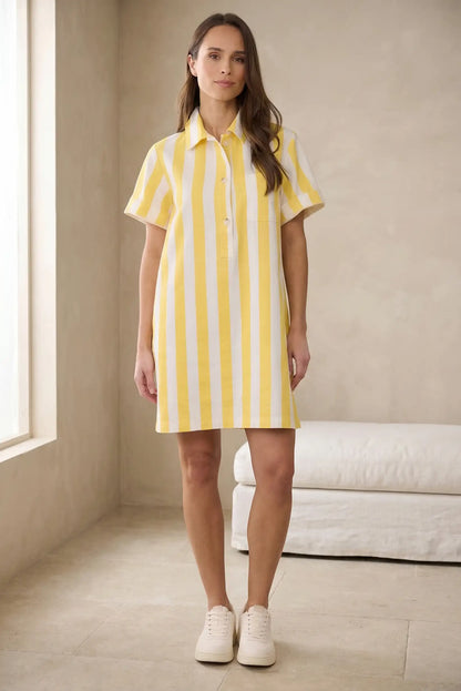 Mujer con vestido corto de rayas amarillas y blancas, estilo casual de primavera