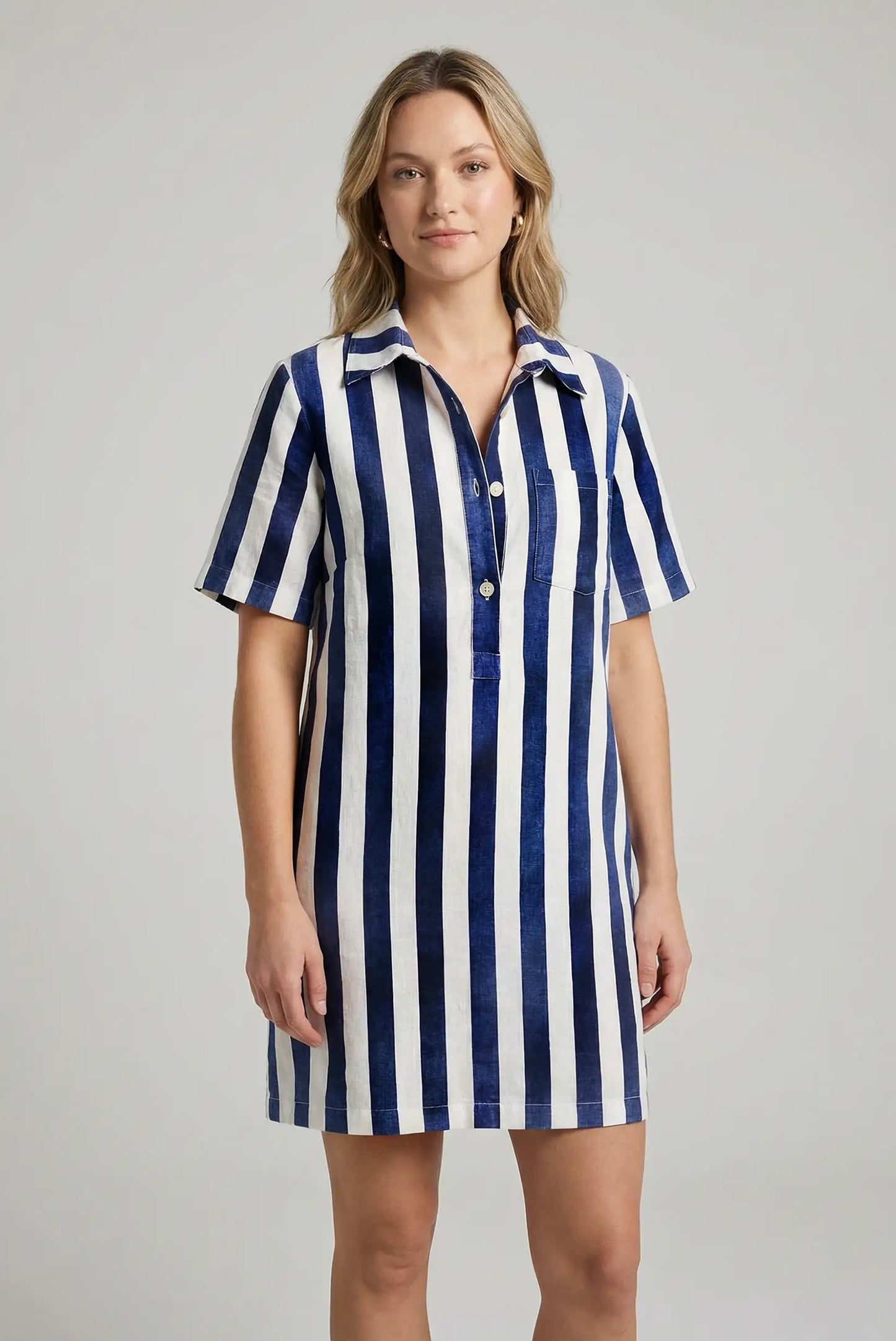 Vestido corto de mujer con rayas verticales azul marino y blancas, manga corta