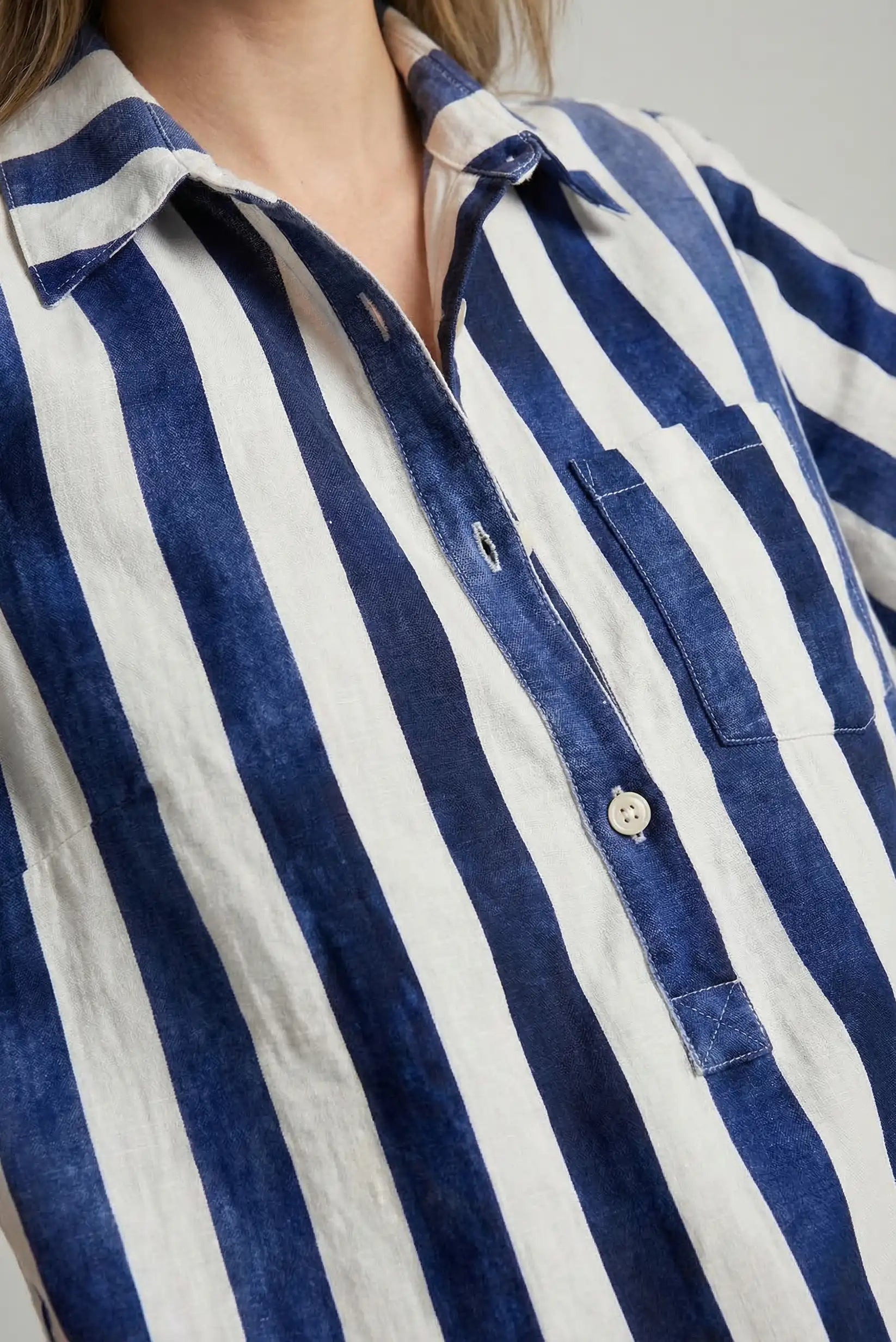 Vestido de mujer primavera con rayas azul marino y blancas, detalle de bolsillo y botones.