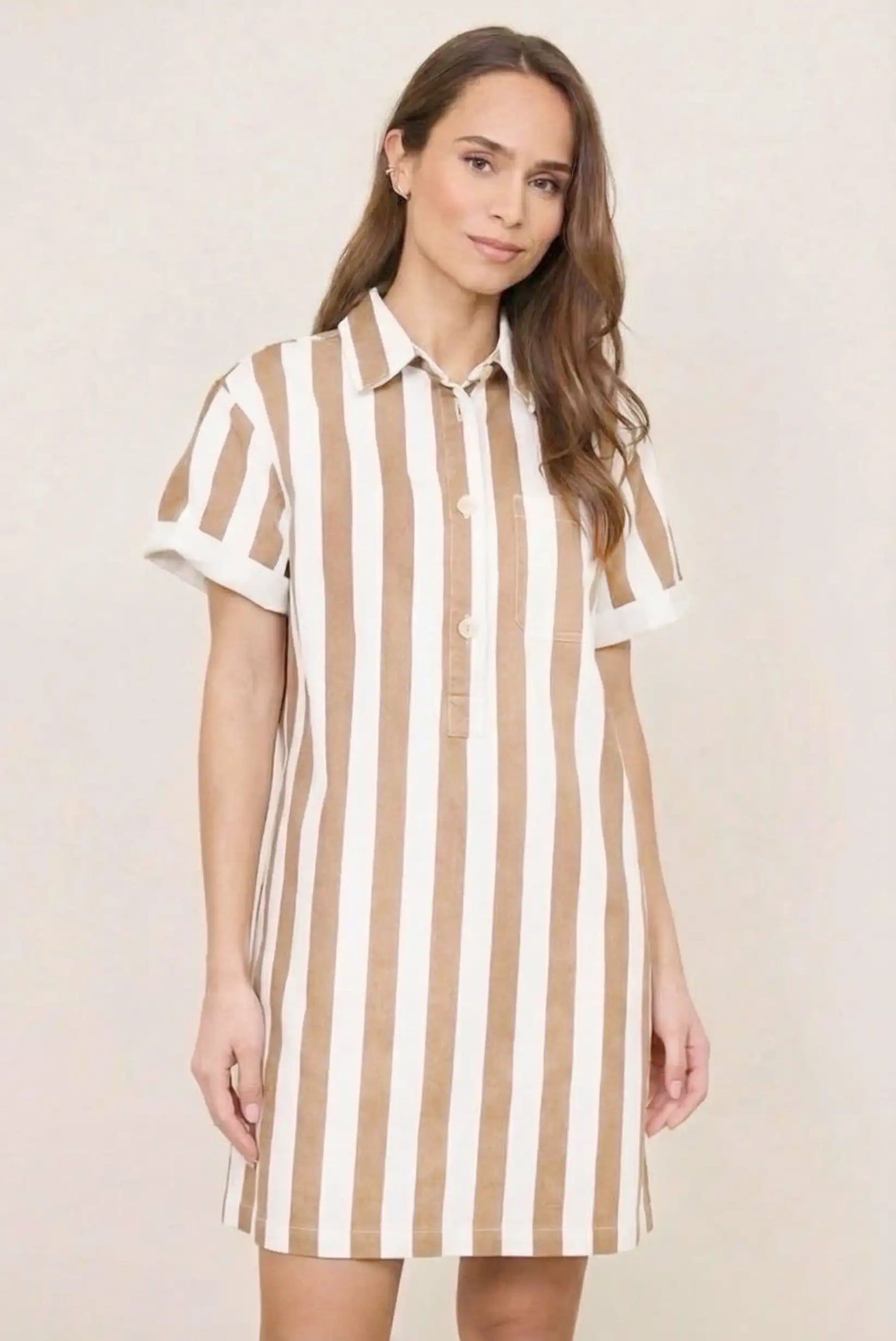 Vestido camisero de mujer, corto, con rayas verticales beige y blancas, ideal primavera