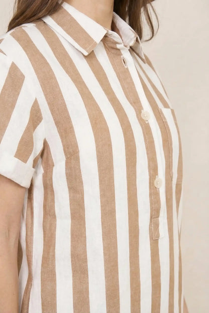 Detalle de vestido de mujer de lino, rayas beige y blancas, manga corta, estilo casual