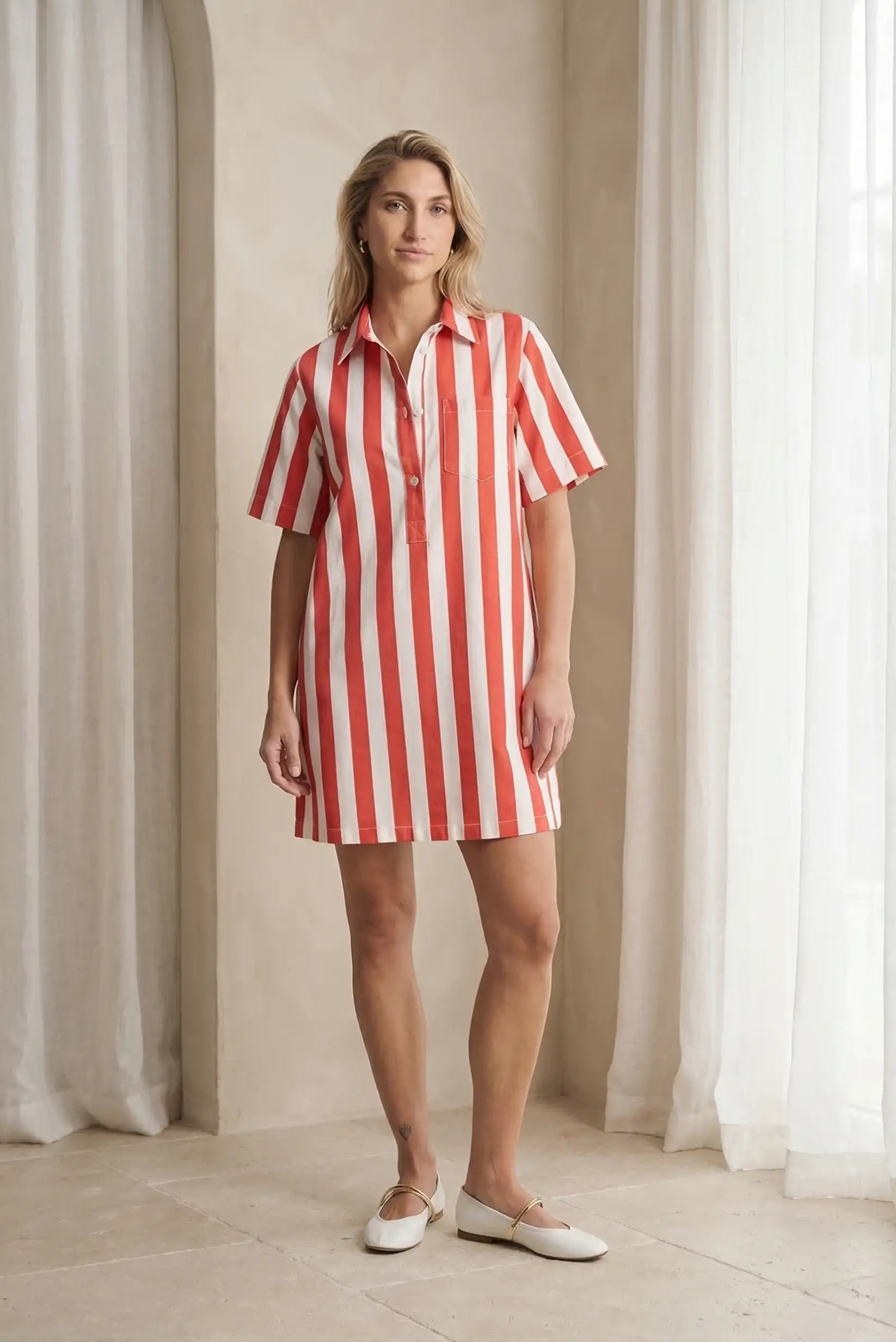 Mujer con vestido corto de rayas rojas y blancas, manga corta, estilo casual de primavera.