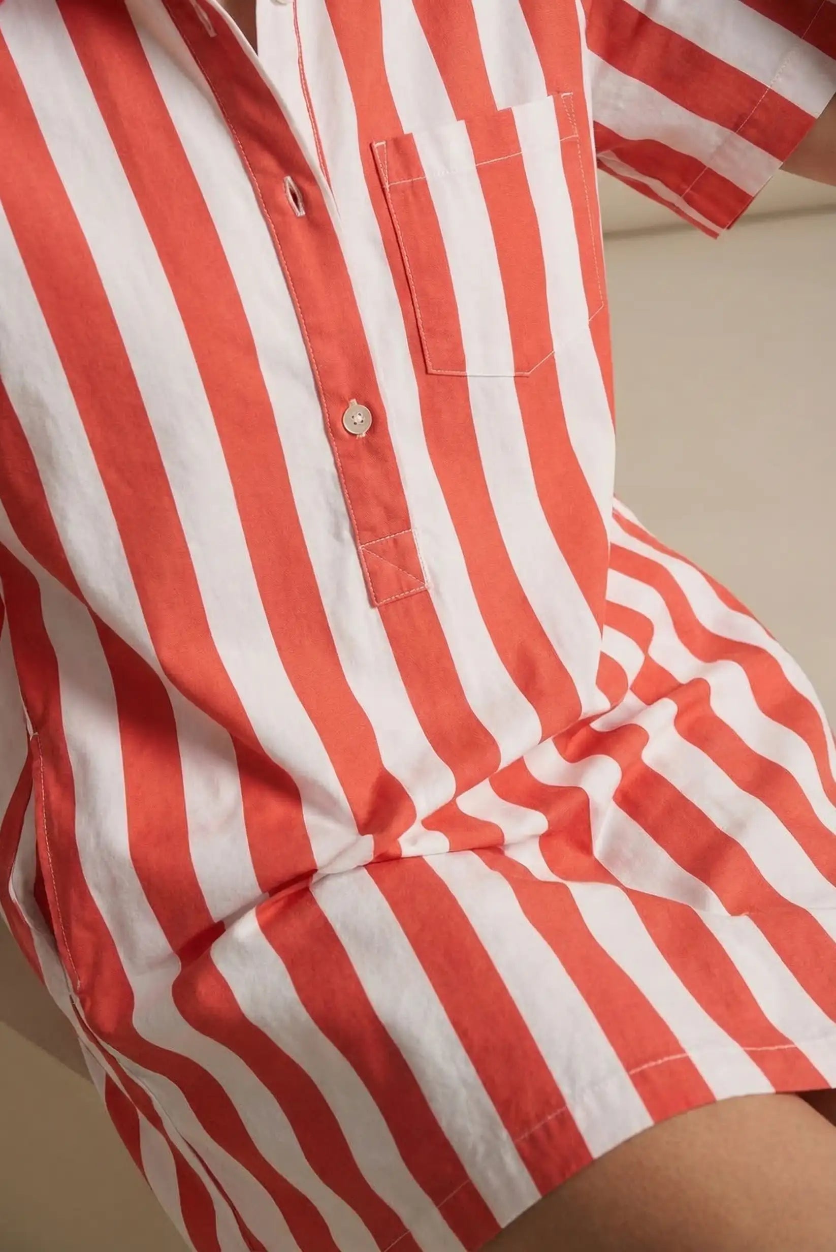 Vestido de mujer primavera con rayas rojas y blancas, manga corta y bolsillo frontal.