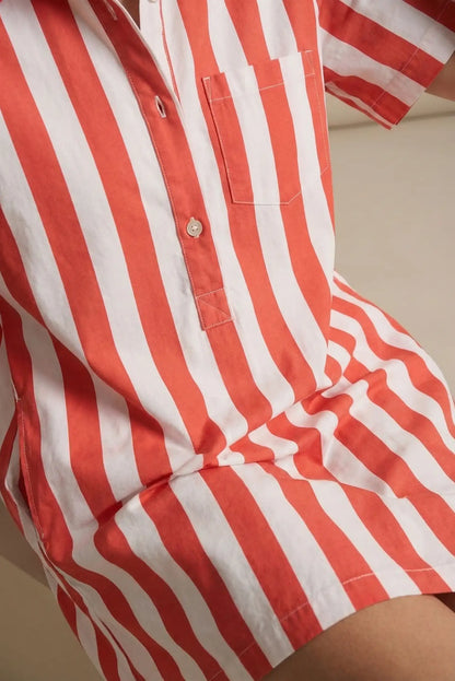 Vestido de mujer primavera con rayas rojas y blancas, manga corta y bolsillo frontal.