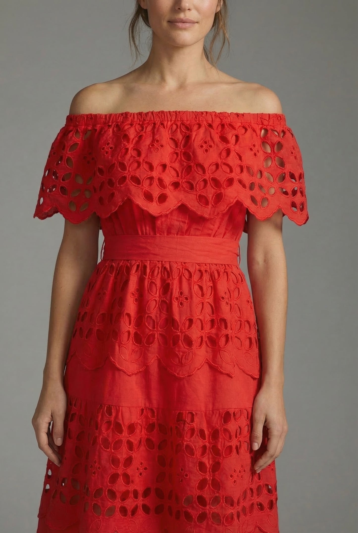 Vestido rojo de mujer con hombros descubiertos y encaje calado, ideal primavera verano