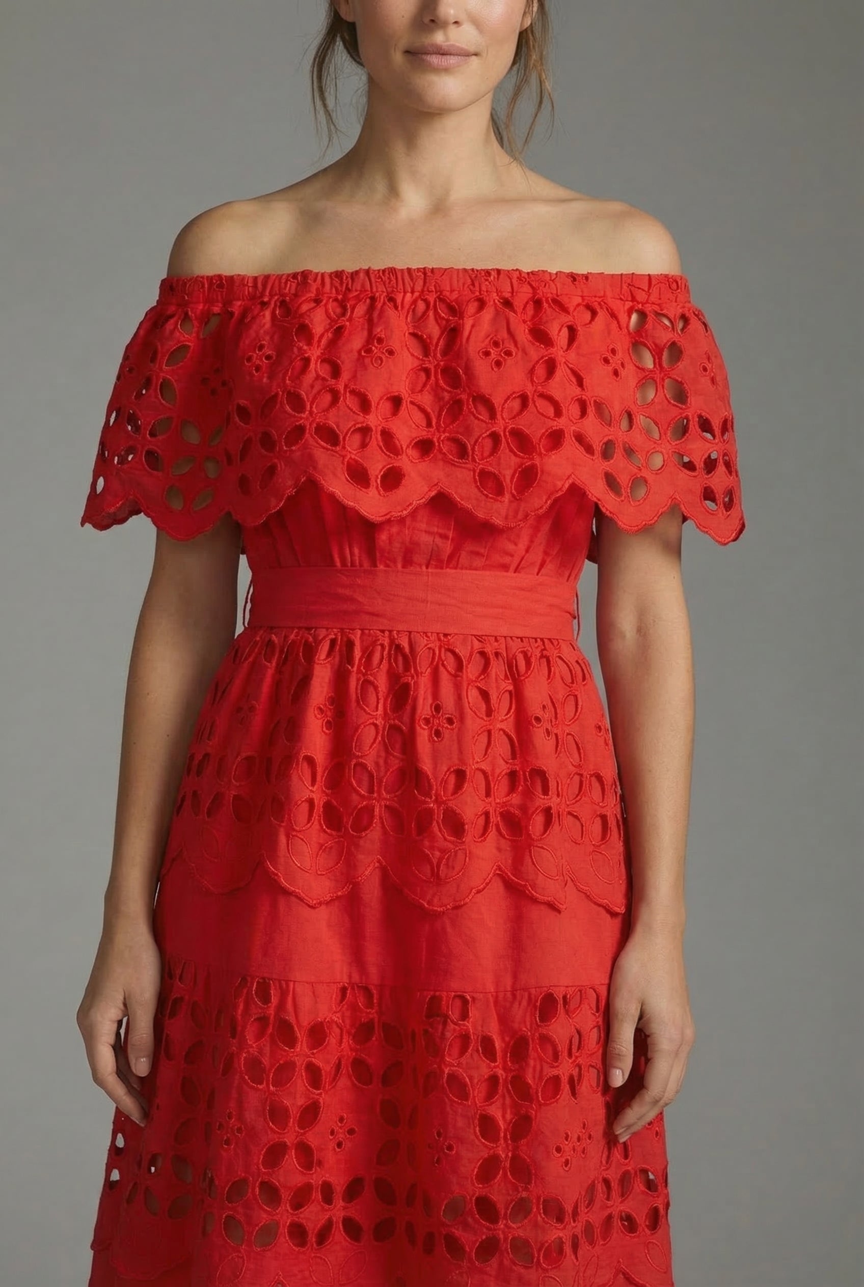 Vestido rojo de mujer con hombros descubiertos y encaje calado, ideal primavera verano