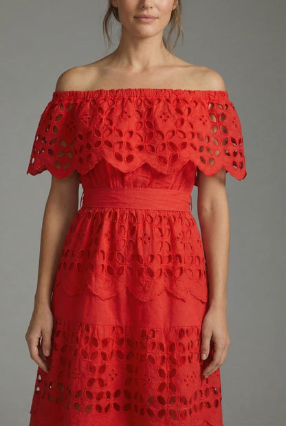 Vestido rojo de mujer con hombros descubiertos y encaje calado, ideal primavera verano
