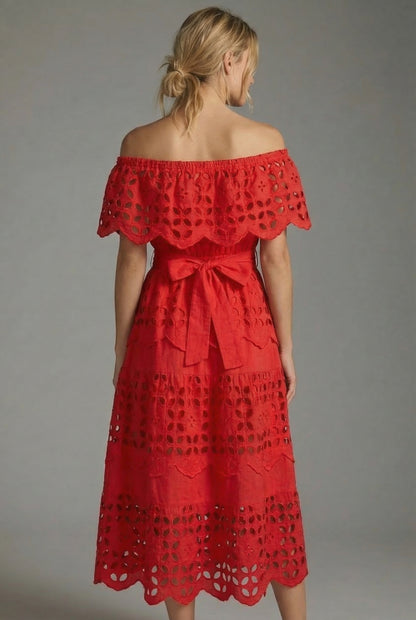 Vestido rojo midi para mujer con hombros descubiertos, encaje calado y lazo en la espalda.